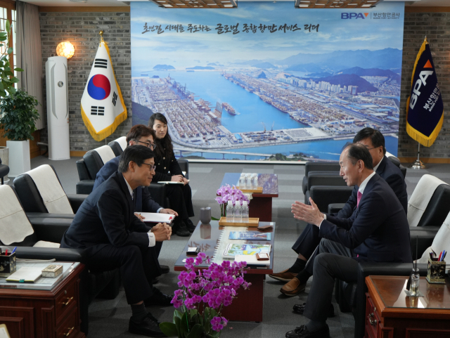 지난 7일 글로벌 6위 컨테이너 선사인 ONE 임원진이 부산항만공사를 방문해 미래 발전계획을 공유하고 협력방안을 논의하고 있다. [사진=BPA]