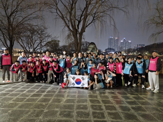 지난 3월 1일 오후 수성못 일대에서 3·1절 기념 아름다운 달리기 행사가 열렸다. 이날 이재훈(맨 오른쪽) 교사와 학생, 동료 교사, 주민 등 60여 명이 참여했다. 김영경 기자