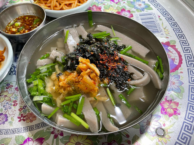 묵은지와 김가루가 결부된 대구식 묵채국.