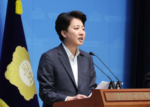 이준석, 본격 대선 준비…개혁신당 예비후보 단독 신청