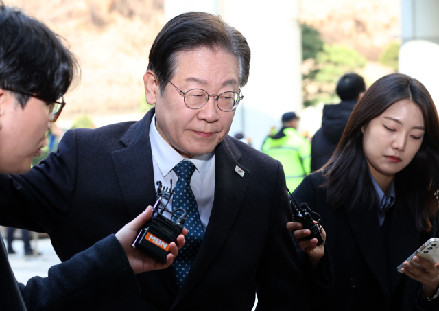 더불어민주당 이재명 대표가 11일 오전 서울 서초구 서울중앙지방법원에서 열린 대장동·백현동·위례신도시 개발 비리 및 성남FC 후원금 의혹 사건 1심 속행공판에 출석하고 있다. 연합뉴스