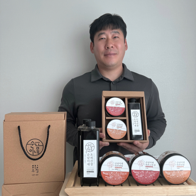 농업회사법인 ㈜우정 우정호 대표가 자체 생산한 제품을 보여주고 있다.