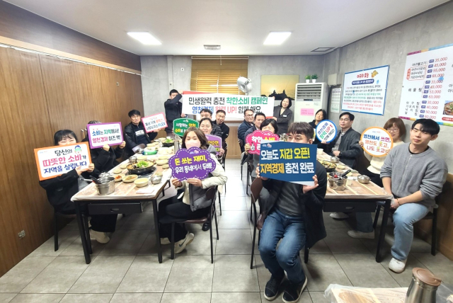 영천시 공무원들이 지역 음식점을 찾아 착한 소비 캠페인 동참을 홍보하고 있다. 영천시 제공