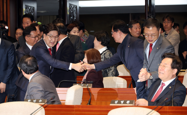 국민의힘 권성동 원내대표가 11일 서울 여의도 국회에서 열린 의원총회에 참석하고 있다. 연합뉴스