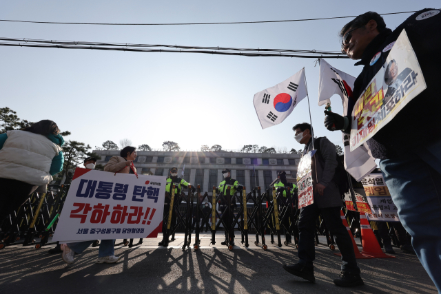 윤석열 대통령에 대한 탄핵심판 선고를 앞두고 11일 서울 종로구 헌법재판소 앞에서 시위자들이 탄핵 반대를 촉구하고 있다. 연합뉴스