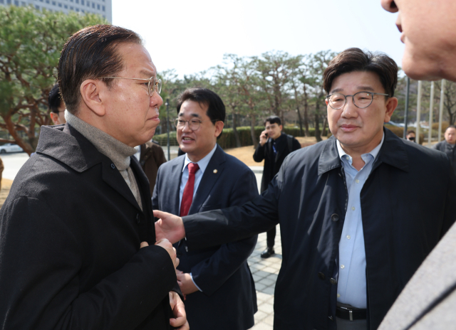 국민의힘 권영세 비상대책위원장과 권성동 원내대표가 8일 서울 대검찰청 앞에서 열린 비상의원총회에 앞서 대화하고 있다. 연합뉴스