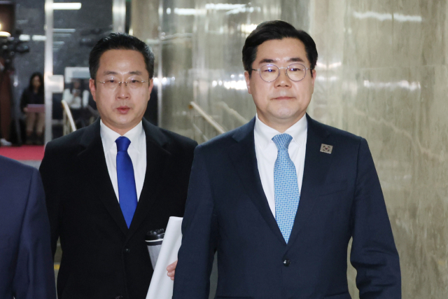 더불어민주당 박찬대 원내대표와 박성준 원내수석부대표가 11일 서울 여의도 국회에서 열린 비공개 비상의원총회에 참석하고 있다. 연합뉴스