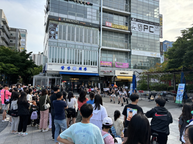 지난해 부산 기장군 정관 돌고래 광장에서 거리공연이 진행되고 있다. [사진=기장군]