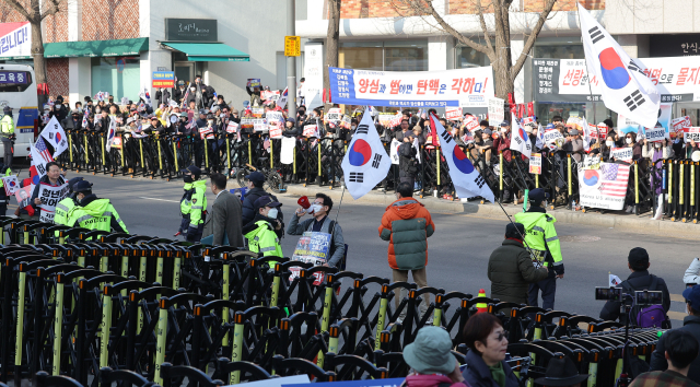 11일 서울 종로구 헌법재판소 앞에서 윤석열 대통령 지지자들이 탄핵 반대 집회를 하고 있다. 연합뉴스