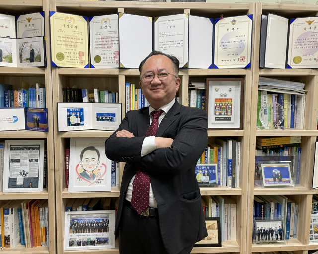 박동균 대구한의대 경찰행정학과 교수는 지난 2021년 5월 1기 대구시 자치경찰위원회 상임위원과 사무국장을 역임하며 대구시 자치경찰제의 첫걸음을 함께 했다. 한소연 기자
