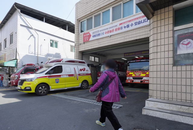 12일 대구 남구 대명동 성명119안전센터 차고지 앞 인도에 살수차와 구급차가 주차돼 있다. 김영진 기자 kyjmaeil@imaeil.com