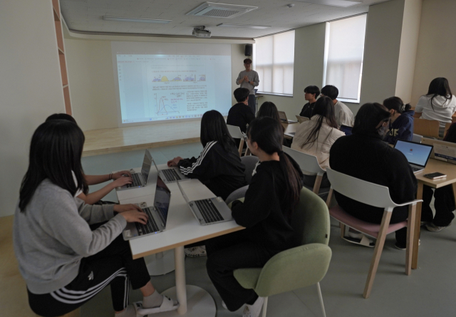 대구 한 고등학교에서 학생들이 고교학점제 도입에 맞춰 새롭게 조성된 공간에서 수업을 받는 모습. 매일신문 DB