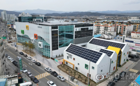 지진으로 무너진 포항시 북구 흥해읍 아파트 부지에 도서관·육아 지원 공간 문 열어