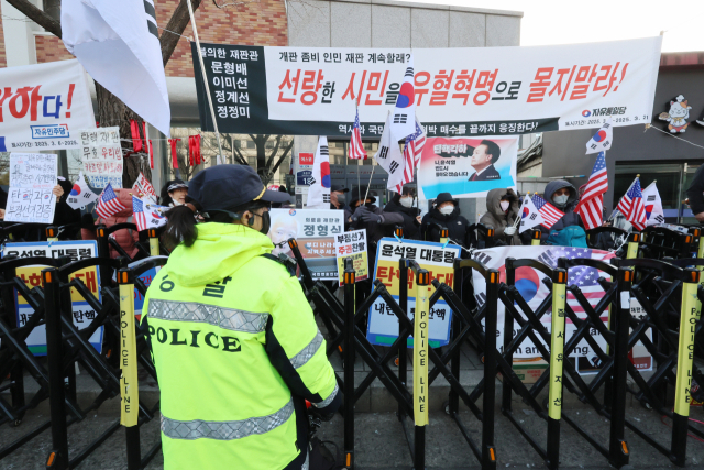 14일 서울 종로구 헌법재판소 앞에서 윤석열 대통령 지지자들이 