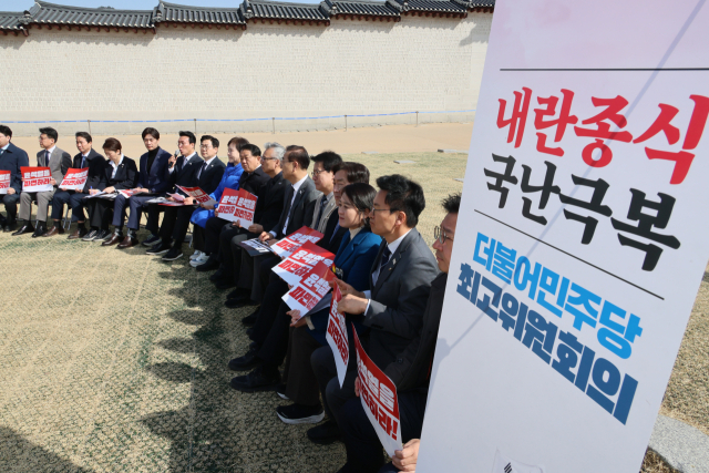 김민석 더불어민주당 최고위원이 14일 서울 광화문 인근에서 열린 현장 최고위원회의에서 발언하고 있다. 연합뉴스