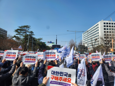 尹 대통령 탄핵 심판 선고 임박…여의도 가득 메운 '탄핵 반대' 목소리