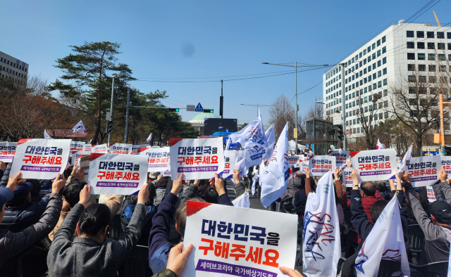 尹 탄핵심판 임박…여의도 가득 메운 '탄핵 반대' 목소리