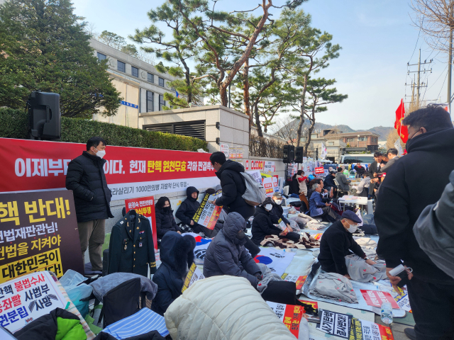 이날 헌법재판소 앞에는 윤 대통령 탄핵 반대를 촉구하는 보수단체와 시민, 유튜버들로 북새통을 이뤘다. 배주현 기자