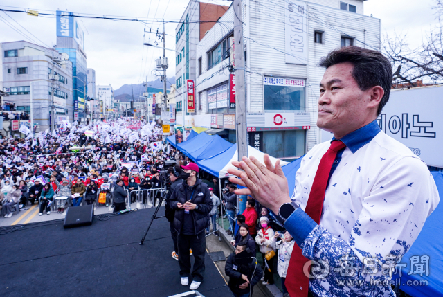 전한길 한국사 강사가 올해 3월 15일 구미역 앞 역전로 일대에서 세이브코리아 주최로 열린 국가비상기도회에서 윤석열 탄핵 반대를 촉구하고 있다. 안성완 기자 asw0727@imaeil.com