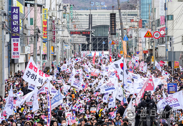 지난 15일 구미역 앞에서 열린 세이브코리아 주최 국가비상기도회 참가자들이 윤석열 대통령 탄핵 반대를 외치며 태극기를 흔들고 있다. 안성완 기자 asw0727@imaeil.com