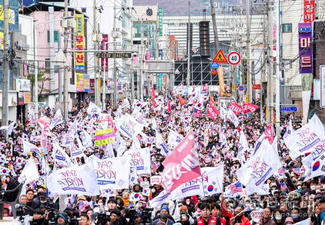15일 구미역 앞 역전로 일대에서 세이브코리아가 주최한 국가비상기도회에서 참석자들이 윤석열 탄핵 반대를 외치며 태극기를 흔들고 있다. 안성완 기자 asw0727@imaeil.com