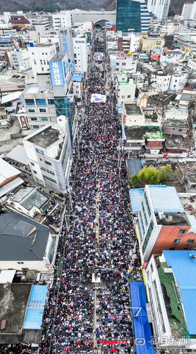 15일 구미역 앞 역전로 일대에서 세이브코리아가 주최한 국가비상기도회에서 참석자들이 윤석열 탄핵 반대를 외치며 태극기를 흔들고 있다. 안성완 기자 asw0727@imaeil.com