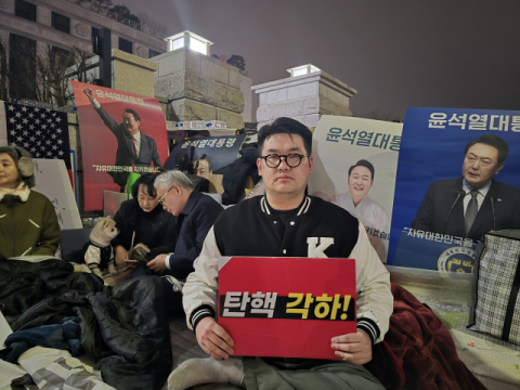 헌재 앞 몰려온 尹지지자들, '탄핵 반대' 밤샘 시위