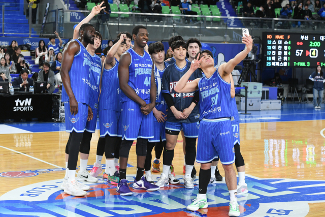 대구 한국가스공사 페가수스 선수들이 15일 대구체육관에서 열린 2024-2025 KBL 5라운드 부산 KCC 이지스와의 홈 경기에 출전해 승리한 뒤 기념 사진을 찍고 있다. KBL 제공