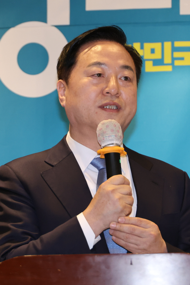 더불어민주당 김두관 전 의원이 18일 경기 광명시 KTX 광명역에서 열린 비명계 인사들 모임 