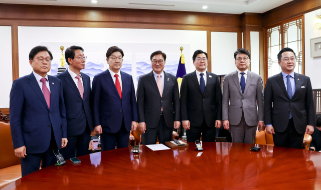 우원식 국회의장, 국민의힘 권성동 원내대표, 더불어민주당 박찬대 원내대표가 10일 서울 여의도 국회 의장실에서 열린 국정협의회에 앞서 기념 촬영하고 있다. 왼쪽부터 국민의힘 박형수 원내수석부대표, 김상훈 정책위의장, 권성동 원내대표, 우 의장, 더불어민주당 박찬대 원내대표, 진성준 정책위의장, 박성준 원내수석부대표. 연합뉴스