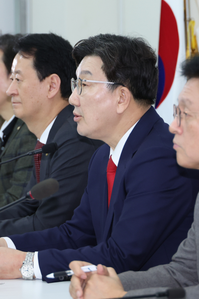 국민의힘 권성동 원내대표가 16일 서울 여의도 국회에서 윤석열 대통령 탄핵 심판과 관련한 당 입장 등 현안 관련 기자간담회를 하고 있다. 연합뉴스