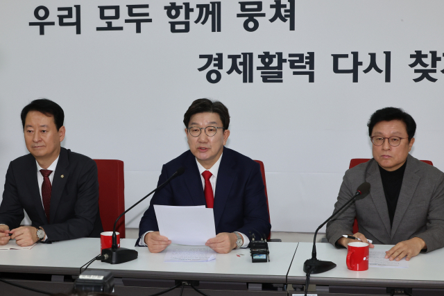 국민의힘 권성동 원내대표가 16일 서울 여의도 국회에서 윤석열 대통령 탄핵 심판과 관련한 당 입장 등 현안 관련 기자간담회를 하고 있다. 권 원내대표는 헌재의 탄핵 심판 결과에 승복할 것이라고 당 공식입장을 밝혔다. 연합뉴스