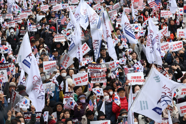 15일 경북 구미시 구미역 앞에서 열린 세이브코리아 주최 국가비상기도회에서 참가자들이 윤석열 대통령 탄핵 반대 구호를 외치고 있다. 연합뉴스
