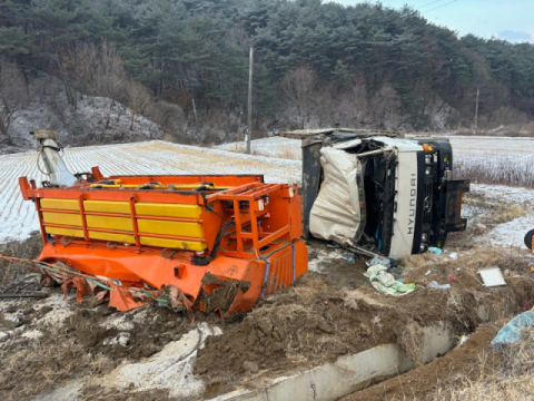 봉화군, 제설작업 차량 전복, 운전자와 탑승자 2명 다쳐