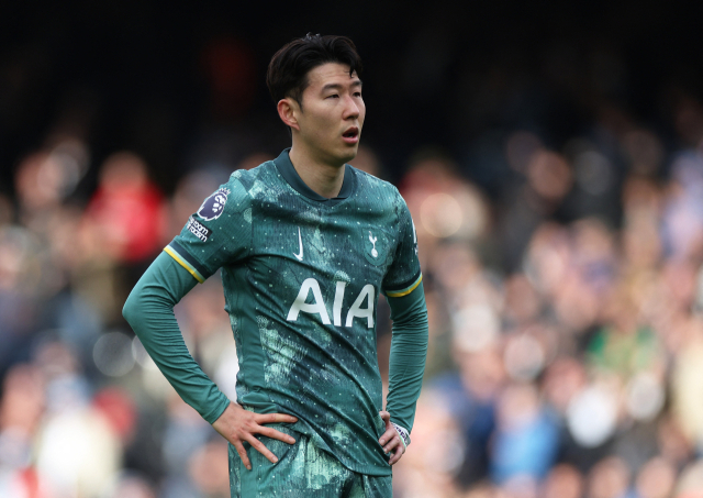 토트넘의 손흥민이 17일 영국 런던의 크레이븐 코티지에서 끝난 2024-2025 EPL 29라운드 풀럼과의 경기 직후 그라운드 선 채 아쉬움을 감추지 못하고 있다. 연합뉴스