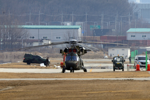 드론과 충돌한 185억원 軍헬기 전소…