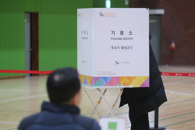 22일 오후 강원 양양군 양양읍 실내체육관에서 김진하 강원 양양군수 주민소환투표 사전투표가 진행되고 있다. 연합뉴스
