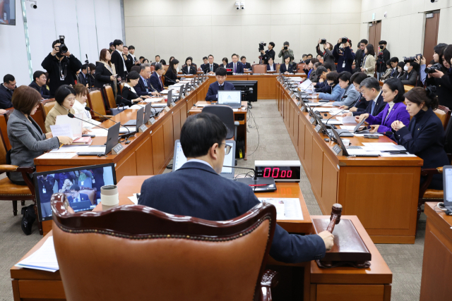 지난달 18일 국회 보건복지위원회 전체회의에서 박주민 위원장이 의사 정원을 정부 직속 의료인력수급추계위원회(추계위)에서 심의하는 것을 골자로 하는 보건의료기본법 개정안 등 안건을 상정하고 있다. 연합뉴스