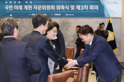 완전체 출범한 개헌자문위…실현 가능한 개헌안 중지 모아야