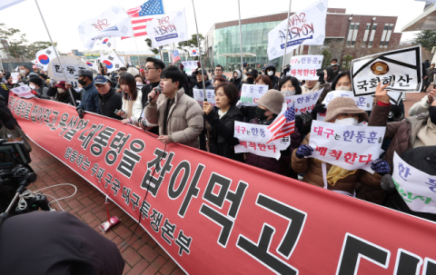 경북대 '반한집회'에 뒷문 진입한 한동훈…