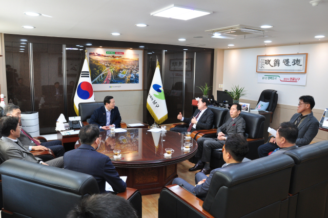 최상대 대한전문건설협회 대구시회장이 조재구 대한민국시장·군수·구청장협의회 대표회장(대구 남구청장)을 만나 지역 건설산업이 활성화될 수 있도록 관심과 성원을 요청했다. 대한전문건설협회 대구시회 제공