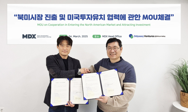 미국 실리콘밸리 투자사 케빈 킴(오른쪽) 오디세이벤처스 최고경영자(CEO)와 윤덕호 MDX 대표가 대구 수성알파시티 내 로봇 전문기업 MDX 본사에서 업무협약 후 기념촬영을 하고 있다. 대경로봇기업진흥협회 제공