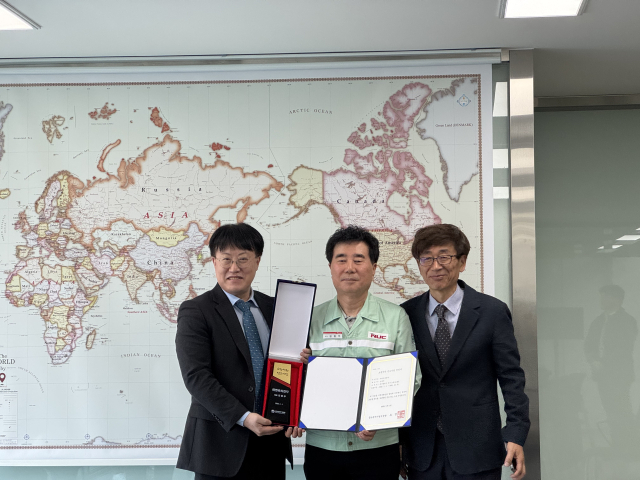 대구경북지방중소벤처기업청은 지난 18일 엔유씨전자를 방문해 초광역권 선도기업 선정서 및 선정패를 전달했다. 대구경북지방중소벤처기업청 제공