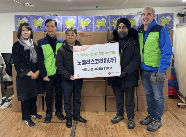 노벨리스 코리아 임직원들이 쪽방촌을 찾아 식료품 350세트를 기부한 뒤 기념 사진을 촬영했다. 노벨리스 제공