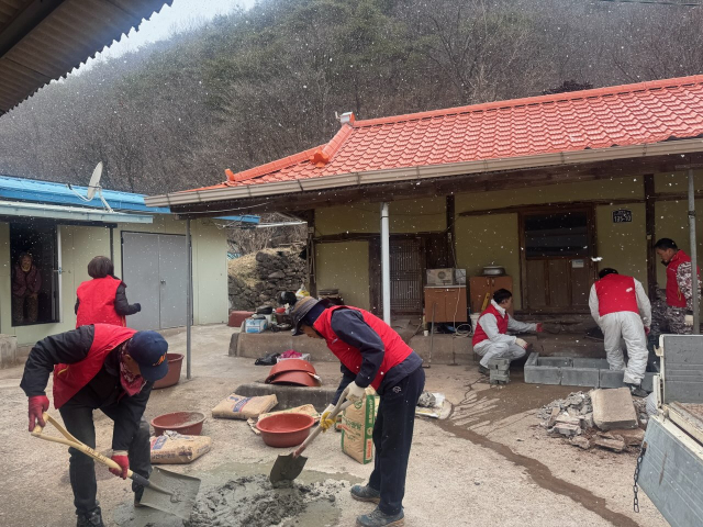 영양군 입암면지역사회보장협의체 위원들이 최근 눈이 오늘 날씨 속에서도 지역 내 고령 노인가구 세대에 주거 생활 개선을 위한 