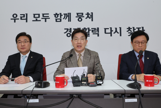 국민의힘 권성동 원내대표가 19일 서울 여의도 국회에서 기자간담회를 열고, 더불어민주당 이재명 대표의 최상목 대통령 권한대행 부총리 겸 기획재정부 장관을 향한 