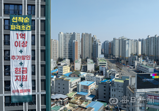 1일 국토교통부가 발표한 2025년 2월 주택통계에 따루면 지난 2월 대구의 준공 후 미분양 주택은 여전히 17개 시도 가운데 가장 많은 것으로 조사됐다. 금융위원회와 국토교통부, 기획재정부 등이 부동산 관계기관 회의를 열고 수도권 부동산 대출 문턱을 높이기로 한 지난달19일 대구 서구의 한 아파트 단지에 할인분양 현수막이 내걸려 있다. 안성완 기자 asw0727@imaeil.com