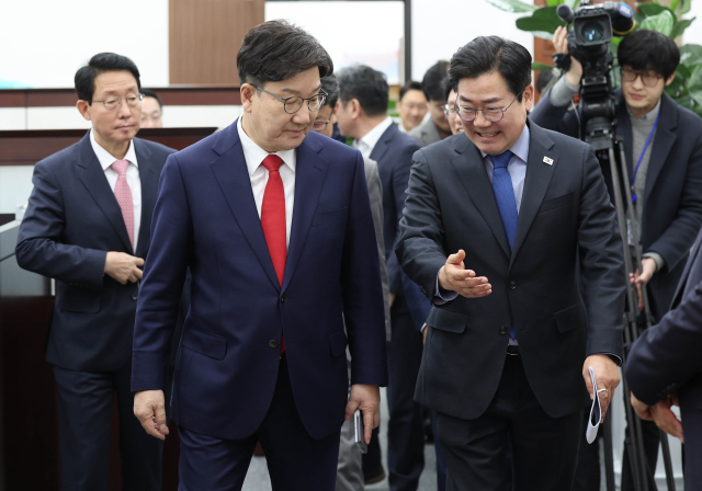 권성동 국민의힘 원내대표와 박찬대 더불어민주당 원내대표가 18일 서울 여의도 국회에서 우원식 국회의장 주재로 열린 원내대표 회동에 참석하고 있다. 연합뉴스