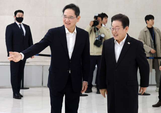 더불어민주당 이재명 대표(오른쪽)가 20일 서울 강남구 멀티캠퍼스 역삼 SSAFY 서울캠퍼스에서 이재용 삼성전자 회장을 만나 환담하기 위해 이동하고 있다. 연합뉴스