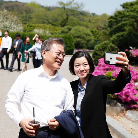 文정부 행정관 